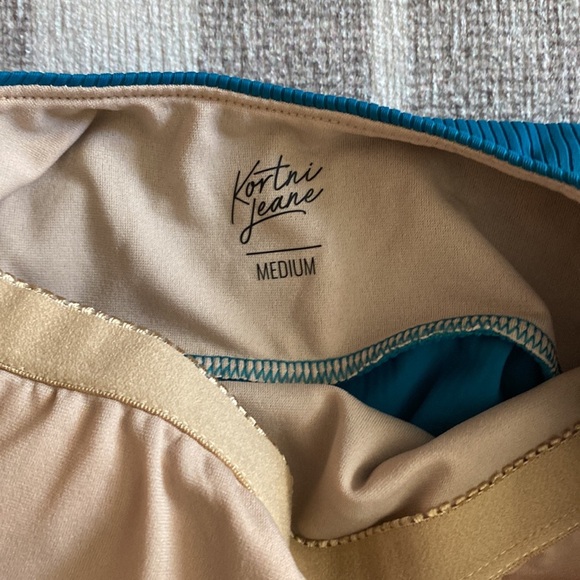 Kortni Jeane Women’s Scoop Top - Picture 2 of 3